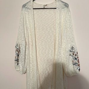 Cream colored and flowered printed long cardigan.